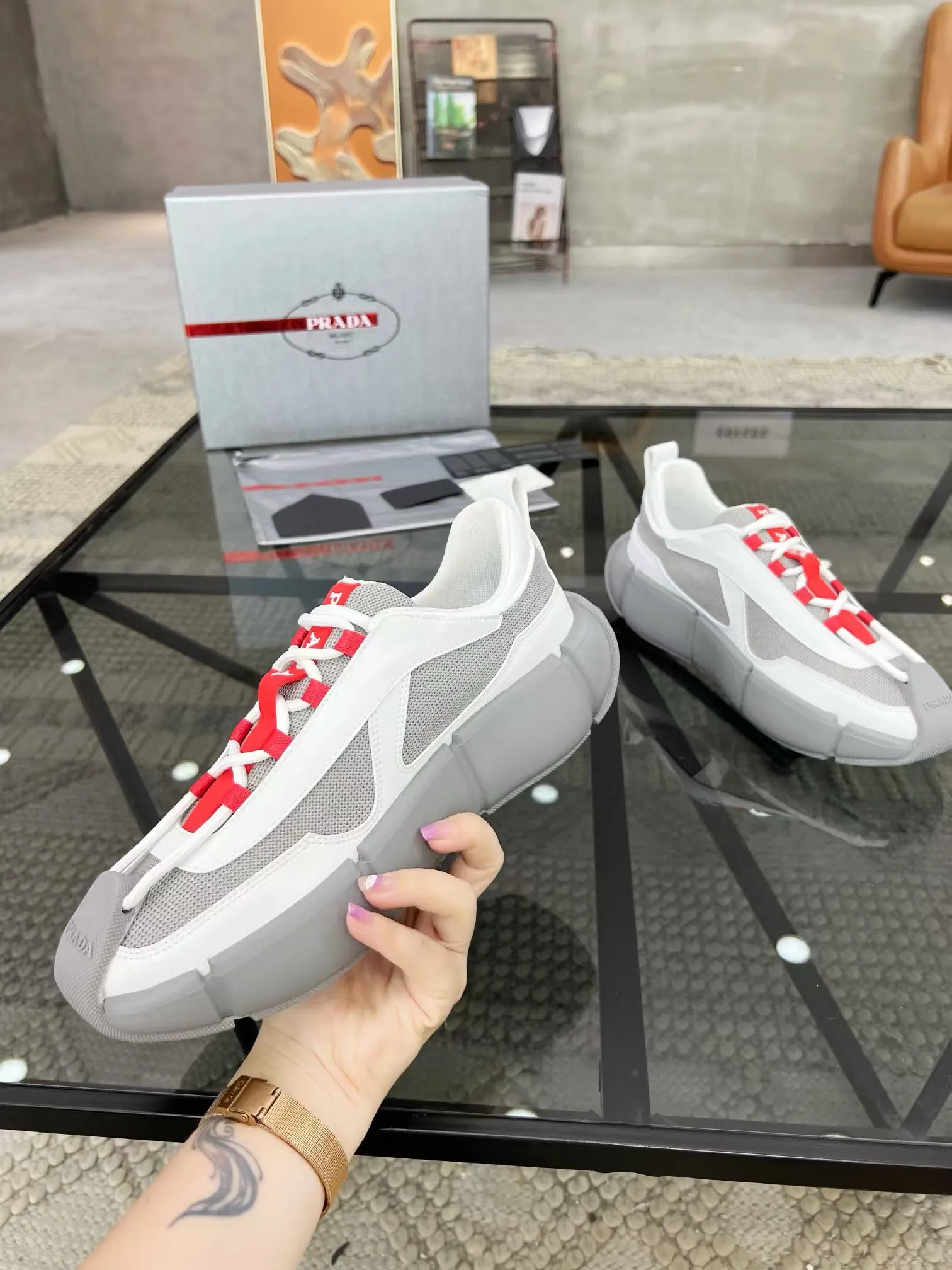 Factory price: 480💰Prada new men's leather sports shoes, the highest version on the market, any comparison is welcome🆚! The original leather has excellent texture and is super high-end! Fetal sheep net lining imported from Italy, removable pad! Luxurious materials and fine workmanship, highly recommended! Code number: 38-44, customized 45